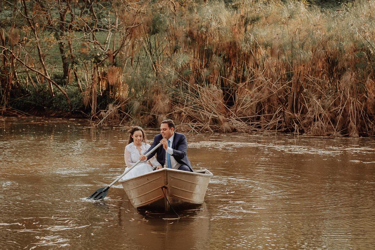 fotos incriveis de casal em lago com barquinho para tirar fotos 