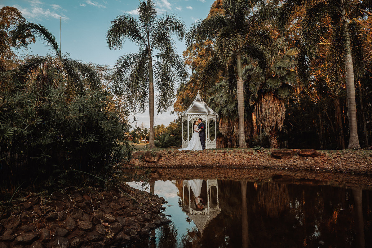 lindo ensaio de noivos feito na Chacara Eden garden de MAringá, chacara pra locação de fotos foto do fotografo Rickardo Andrade