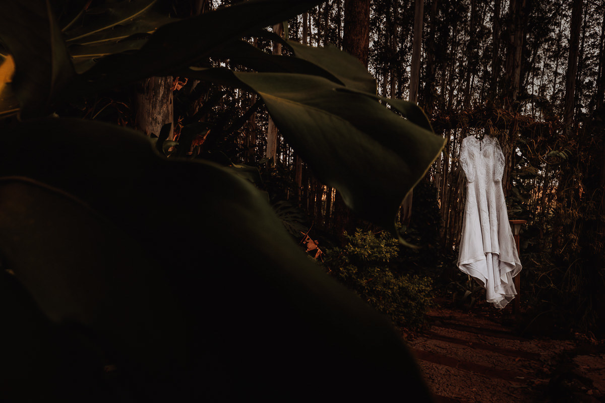 linda foto de making of da noiva vestido da noiva na natureza