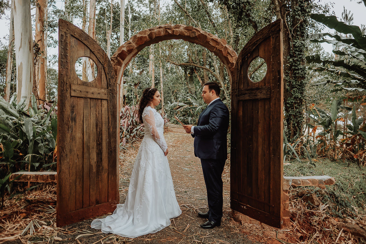 noivos trocando votos em ceriminai intima de Casamento externo em MAringá 