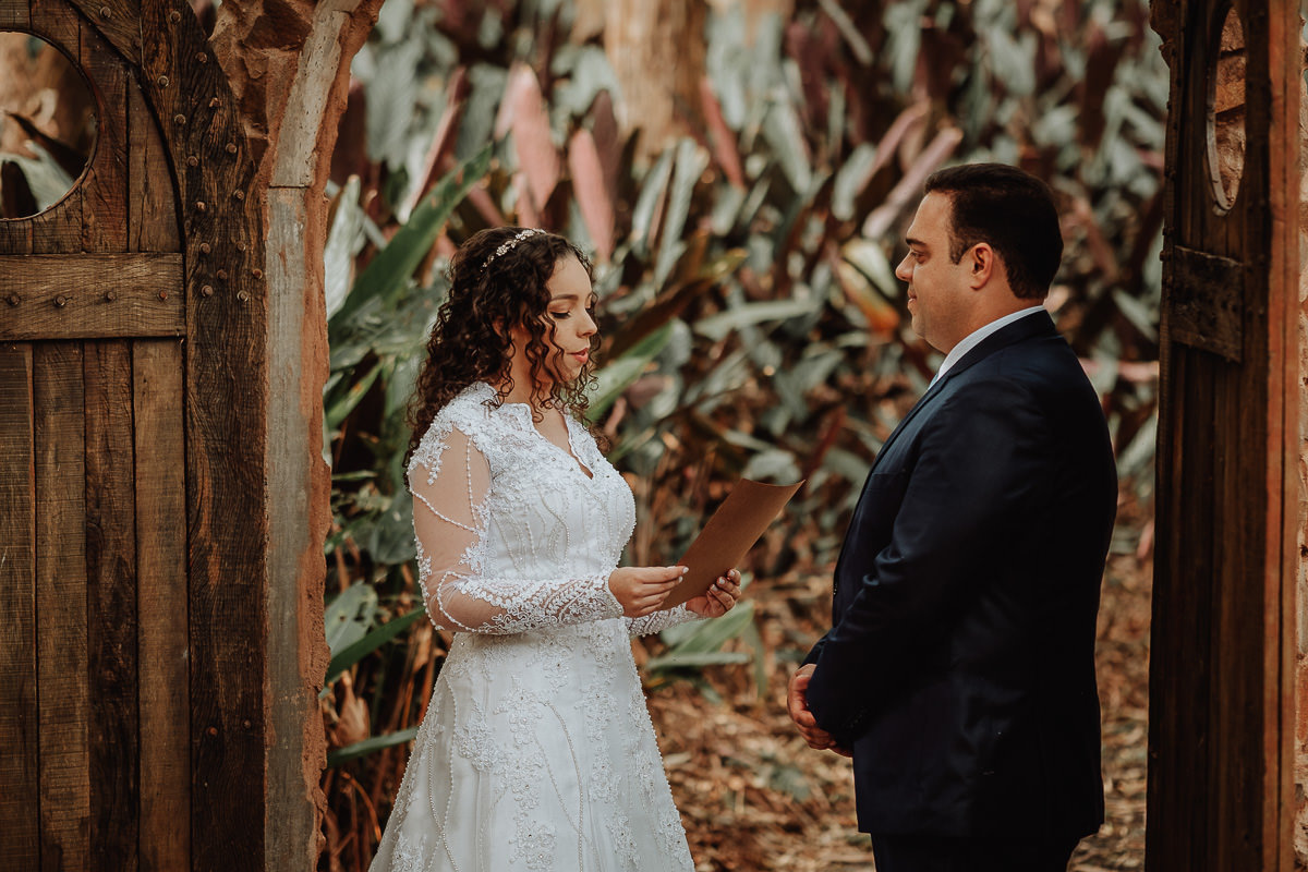 noivos trocando votos de Casamento durante ensaio de casal externo em MAringa 