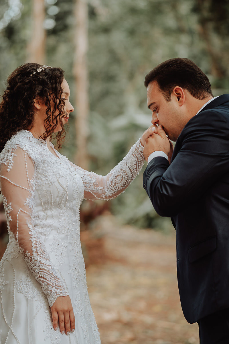 fotos de noivos trocando alianças em cerimonia de Casamento a Dois em MAringá 