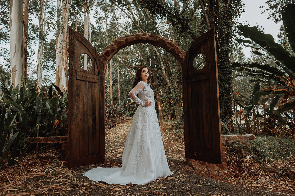 ensaio pós casamento feito na natureza ensaio trash the dress em Maringá 