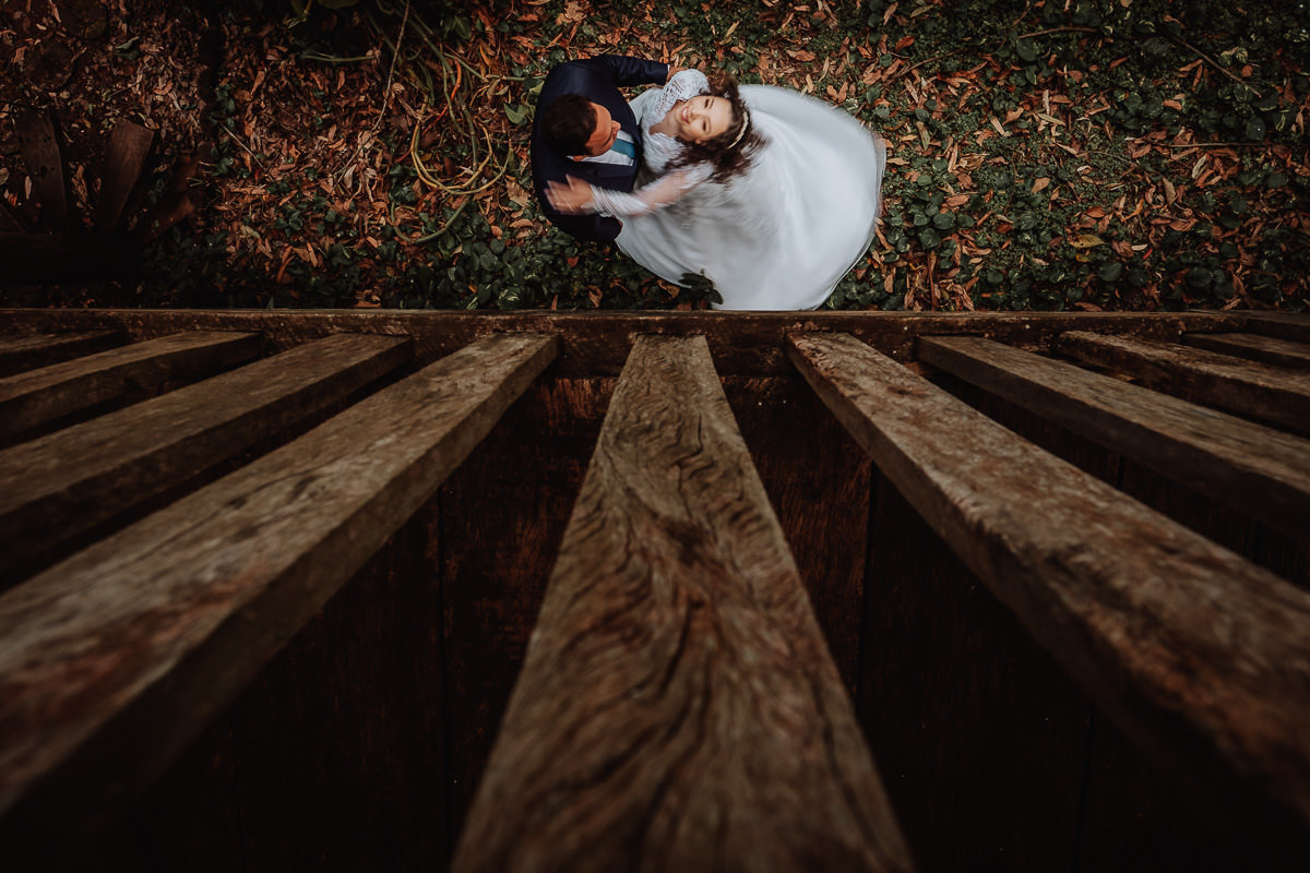 ensaio pos casamento feito na natureza fotos com angulos diferentes feitas por fotografo de Casamentos em MAringa Rickardo Andrade