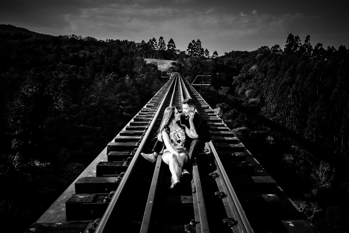 Ensaio pre casamento em linha de trem suspensa na regiao de maua da serra-PR foto de Rickardo Andrade fotografo de Londrina 