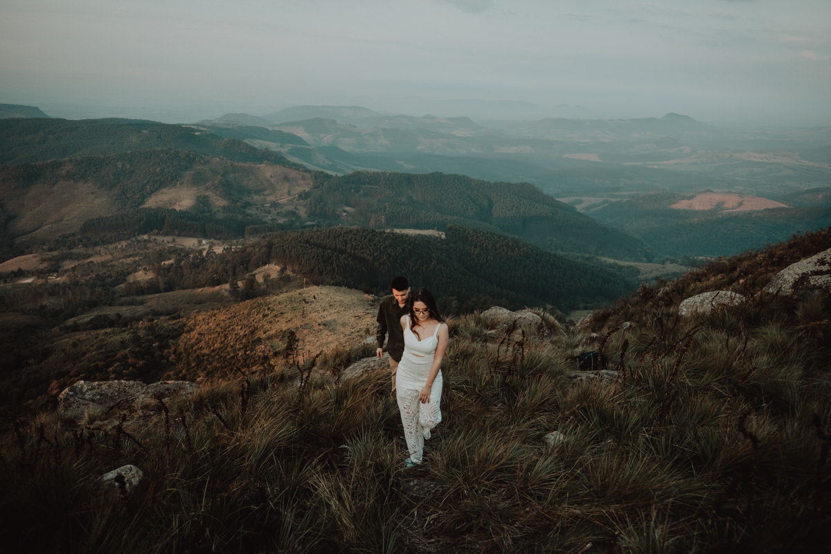fotos espontaneas e com movimentos para ensaio de casal externo no parana 