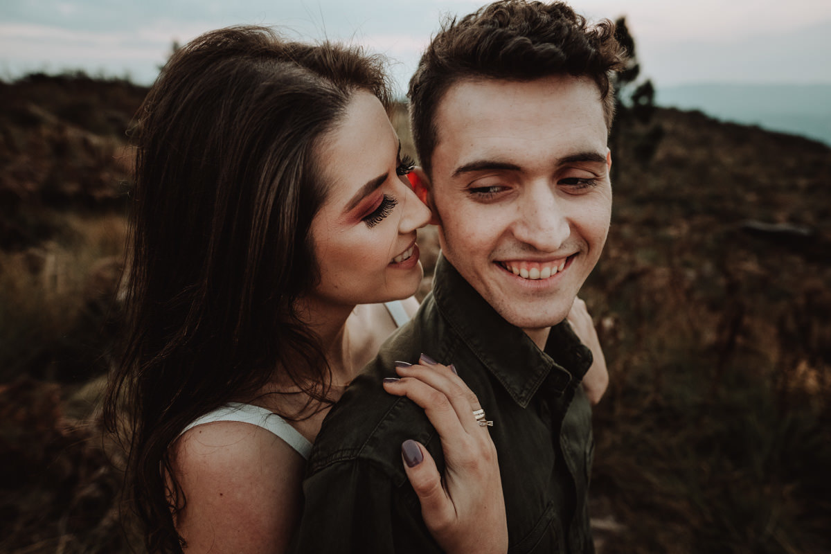 lindo ensaio de casal com estilo de cores gringas fotos no morro da pedra branca em Maua da Serra-PR