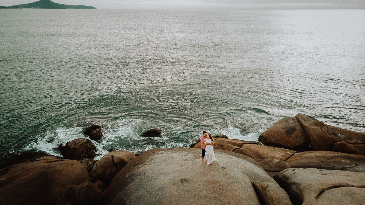 ensaio de casal feito na praia em bombinhas-SC por fotografo de casamentos em MAringa-PR