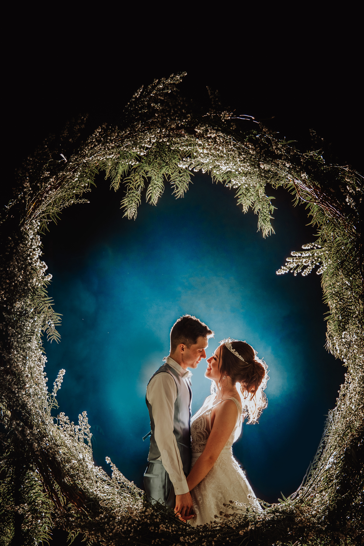 fotos dos noivos feitas na decoração do Casamento fotos no arco de flores foto do melhor fotografo de Casamentos em Londrina Rickardo Andrade 