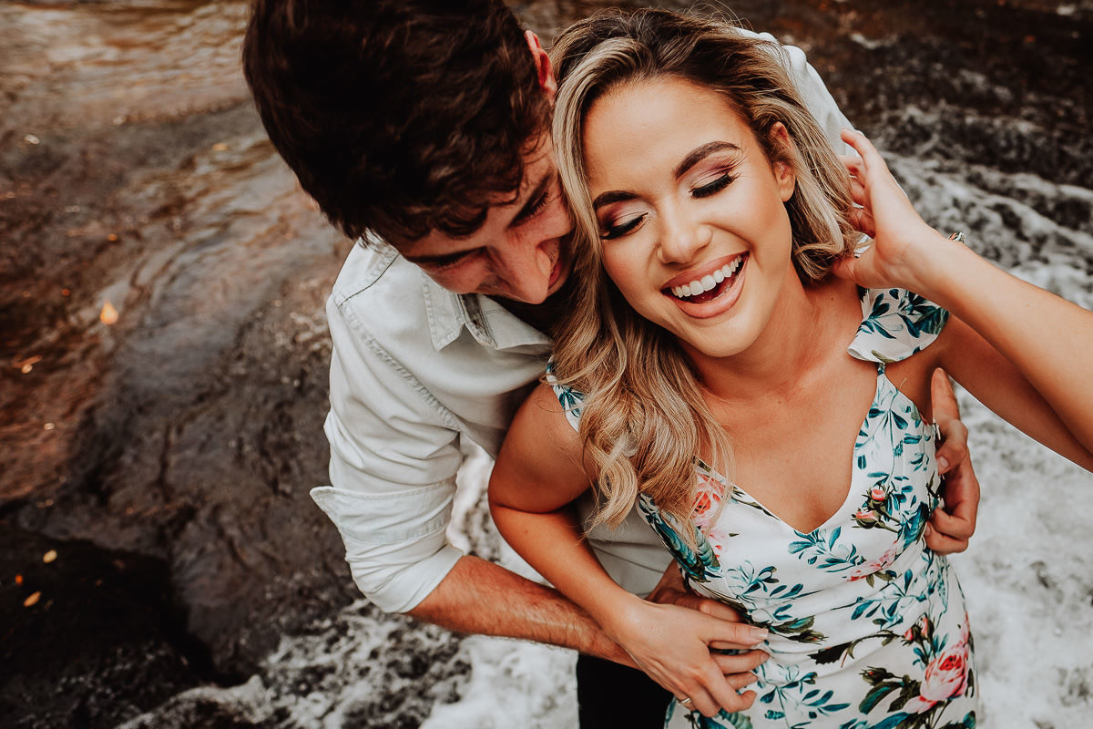 estilo de ensaios de casal com fotos espontaneas 