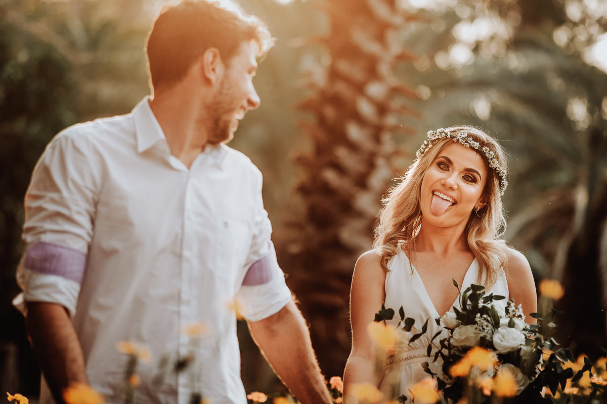 Ensaiod e Casal com fotos divertidas e engraçadas na chacara de locação para fotos Eden garnden MAringá 