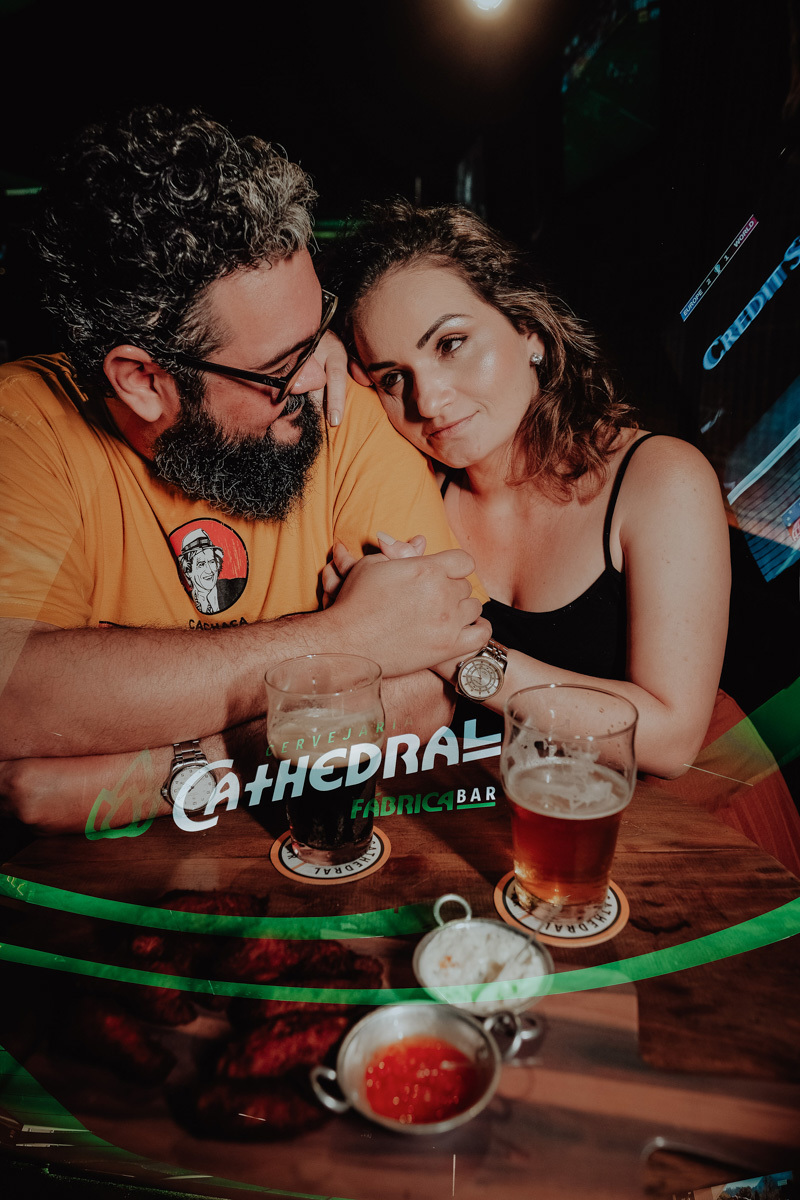 ensaio de casal estiloso feito em um bar de Londrina-Pr pelo melhor fotografo de Londrina e região Rickardo Andrade 