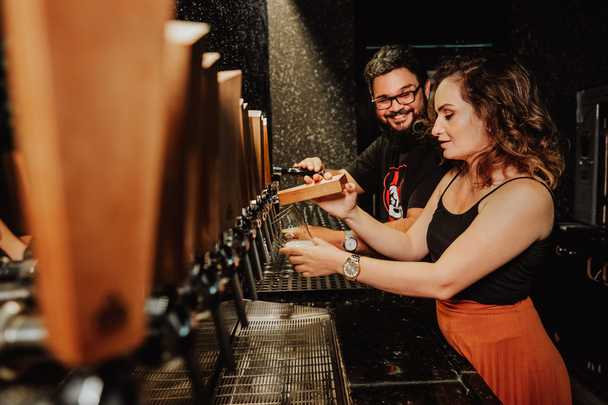 ensaio de casal com estilo urbano feito em um bar pelo melhor fotografo de Casamentos de Londrina Rickardo Andrade