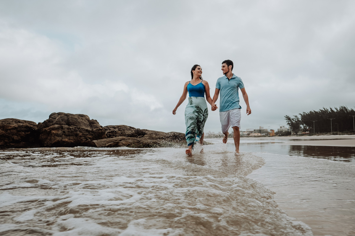 fotos diferentes e divertidas para ensaio pre casamento na praia de bombinhas-SC