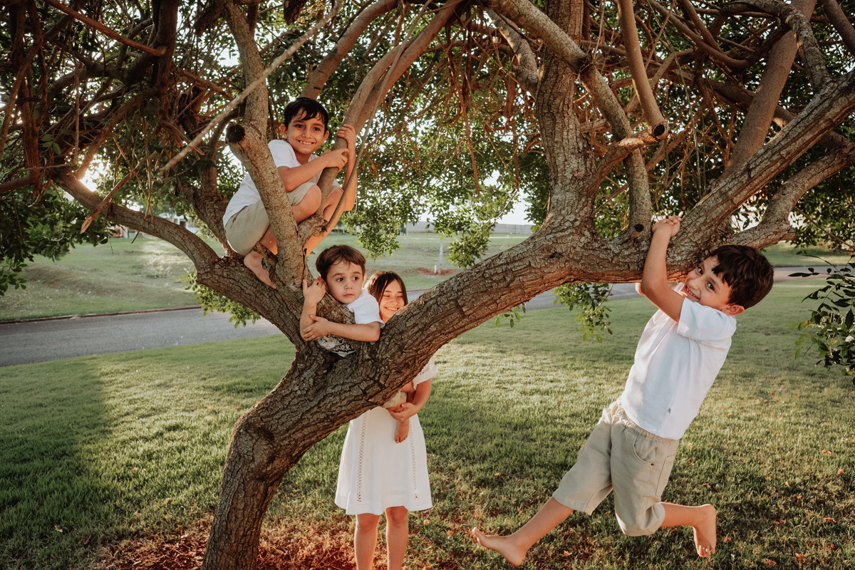 ensaios divertidos de crianças brincando, fotos espontaneas de família em Londrina-PR