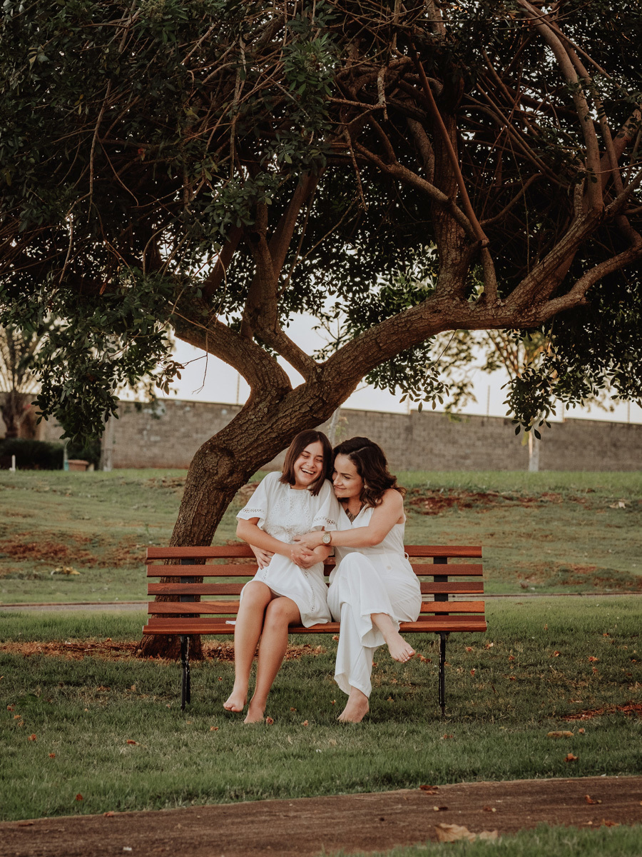 ensaio de mae e filha com fotos externas espontaneas e diferentes 