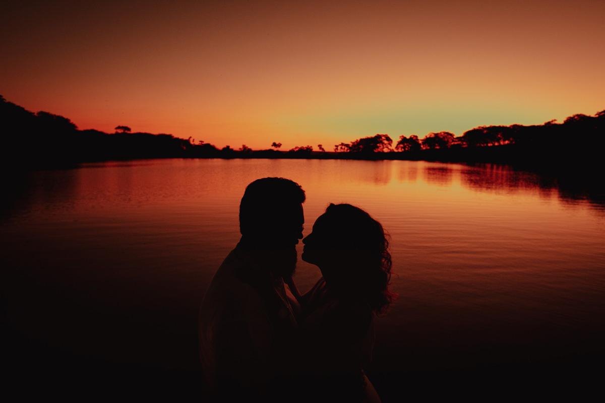 lindo ensaio de casal com fotos no por do sol no lago do condomínio alphaville de Maringá  foto do melhor fotografo de casamento de Maringá  Rickardo Andrade