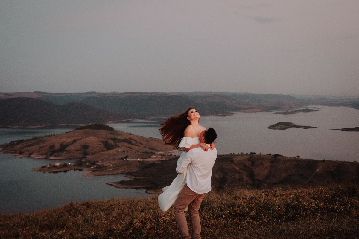 fotos divertidas para ensaio de casal fotografo de Mandaguari-PR