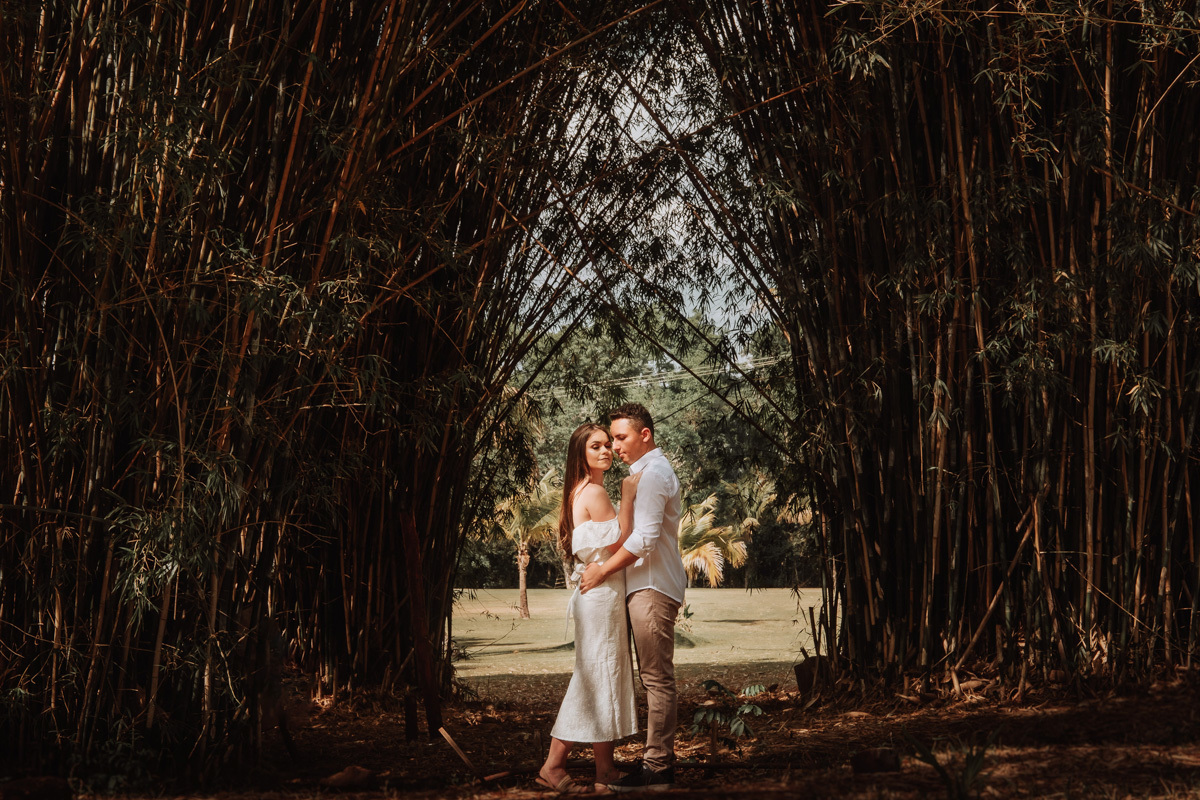ensaio de casal externo feito na natureza em maringá 
