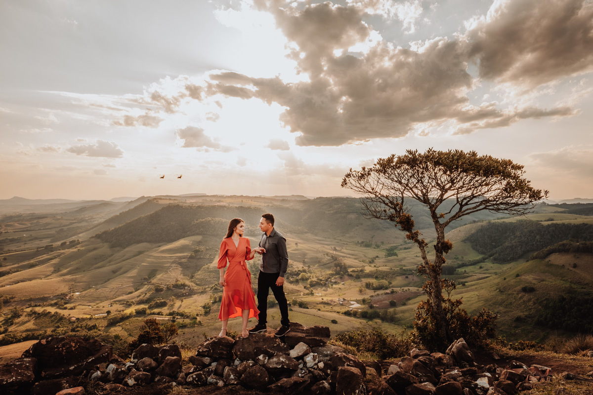 lindo ensaio de casal com fotos em morro com linda vista no parana foto do melhor fotografo de Londrina Rickardo Andrade