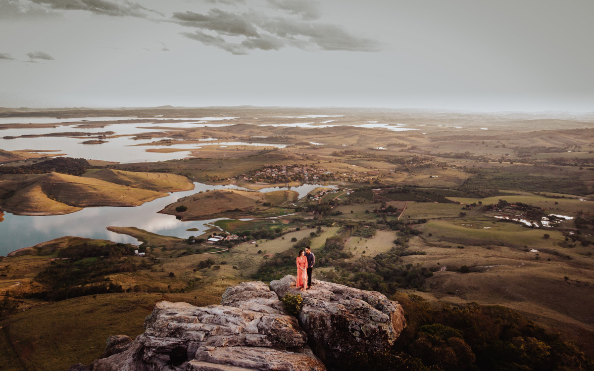 ensiaod e casal em linda montanha com morros no paraná Moror do gavião 