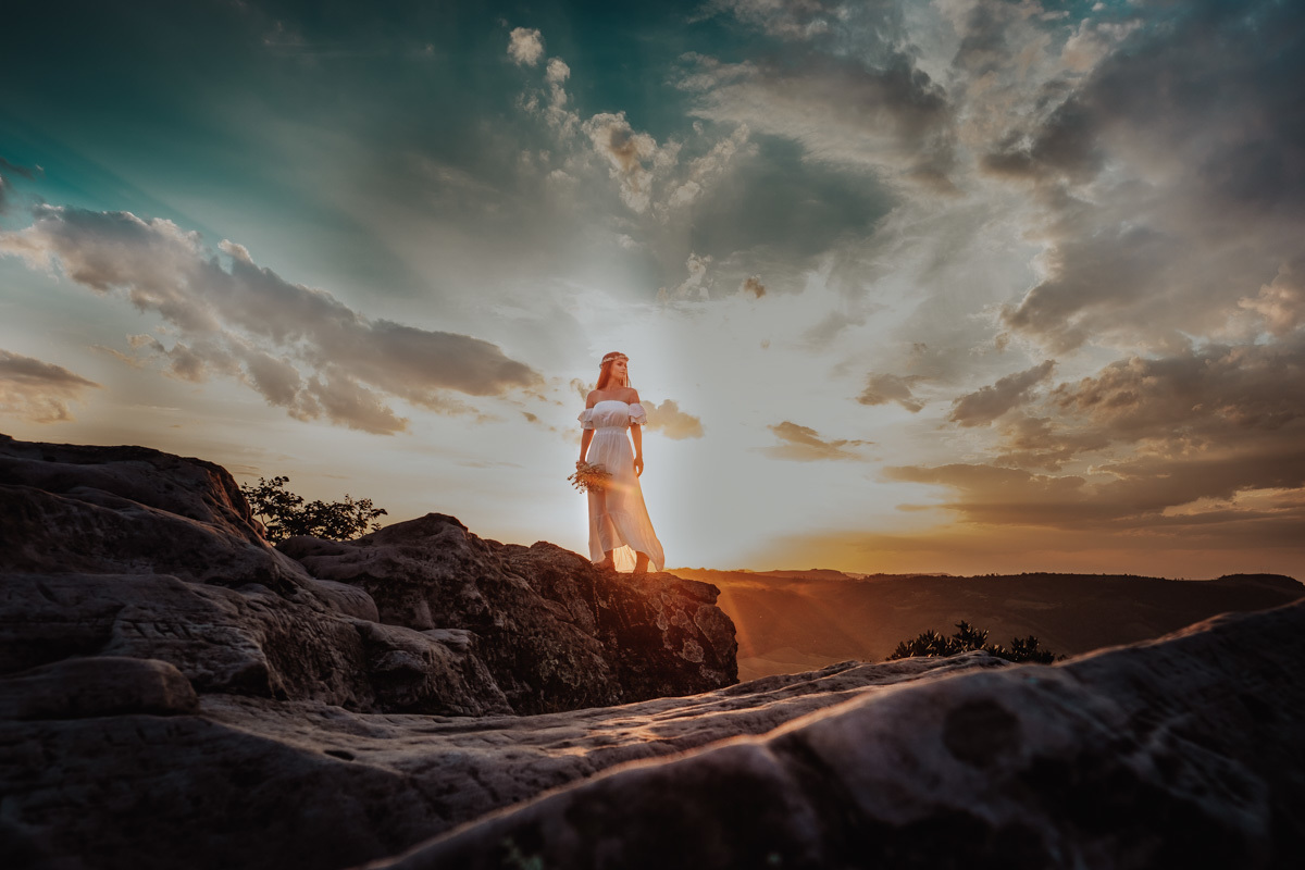 lindo ensaio de casal em um morro com raios do por do sol no  parana morro do gavião 