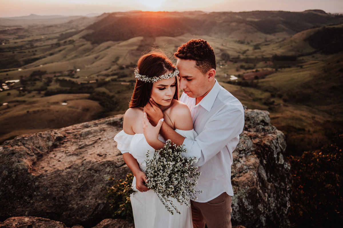 referencias de roupas para ensaio de casal em morro 