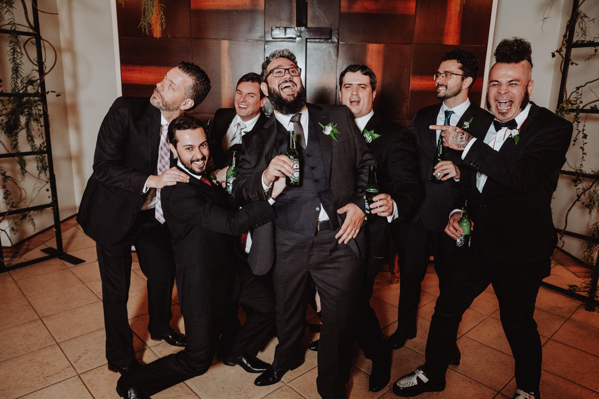 fotos divertidas do noivo com o spadrinhos de casamento alternativo em Maringa 