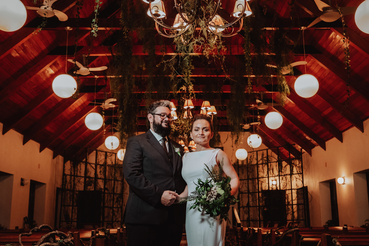 lindas fotos clássicas dos noivos feitas na igreja do casamento fotografo de Casamento em Mandaguari 