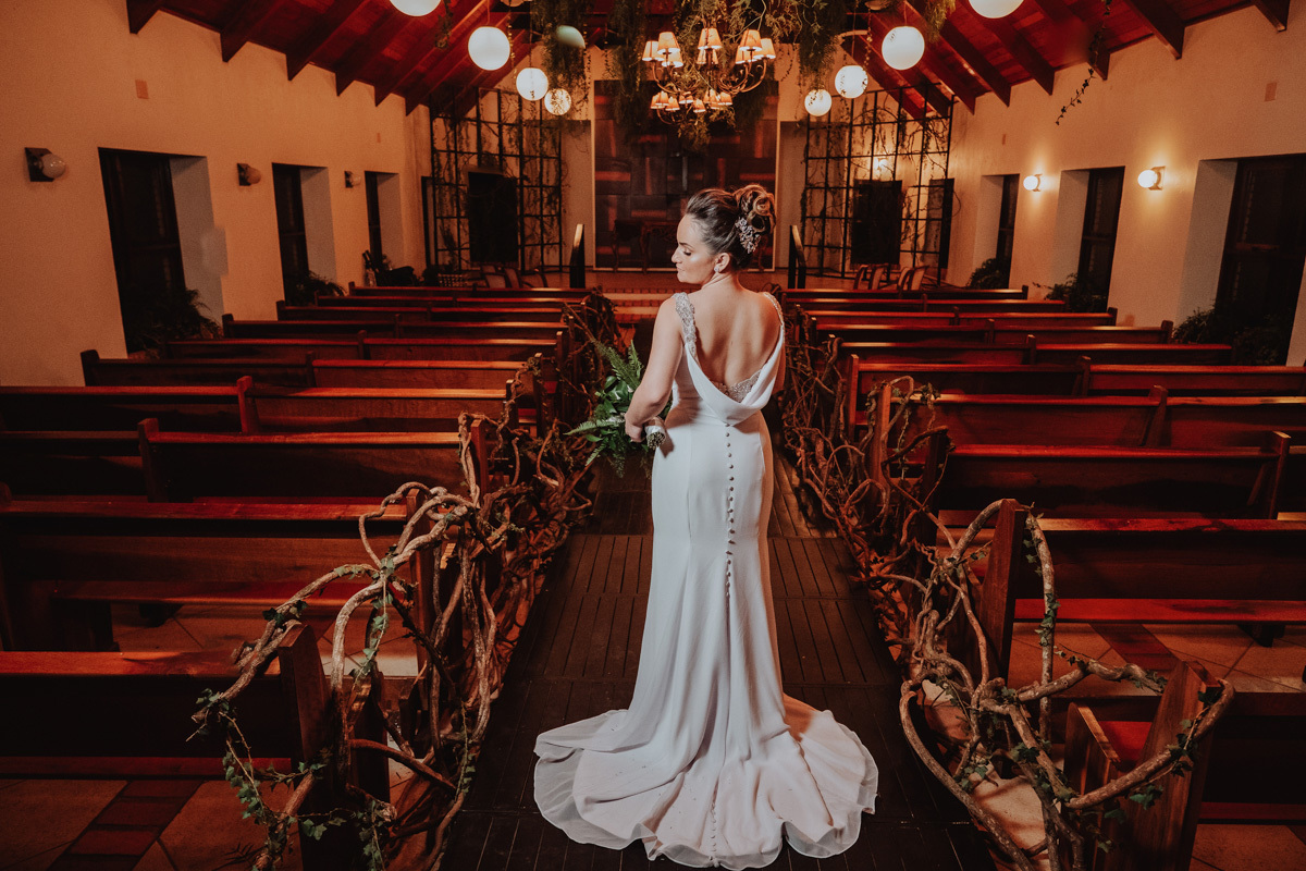 ensaio dos noivos feitos na capela do Casamento fotos do melhor fotografo de Casamento de Maringa Rickardo Andrade 