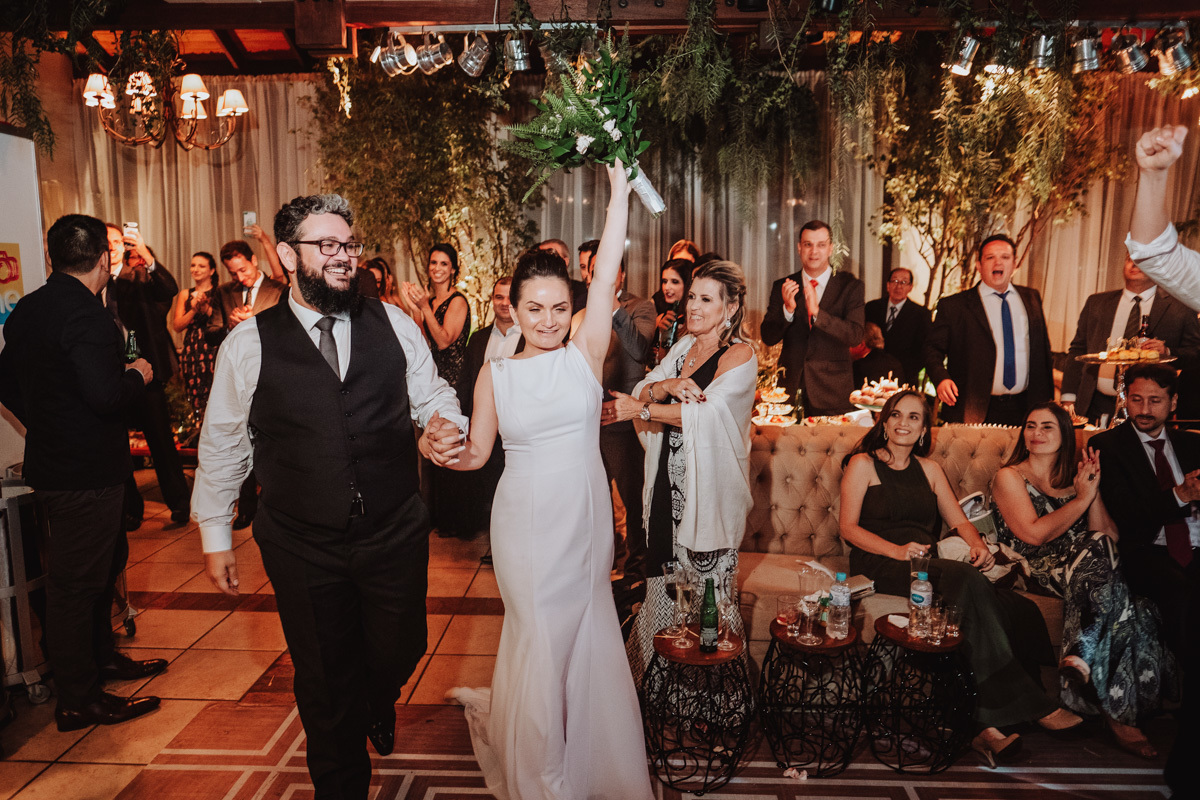 entrada dos noivos na festa de casamento no salão de festas do condominio alphaville de maringá 