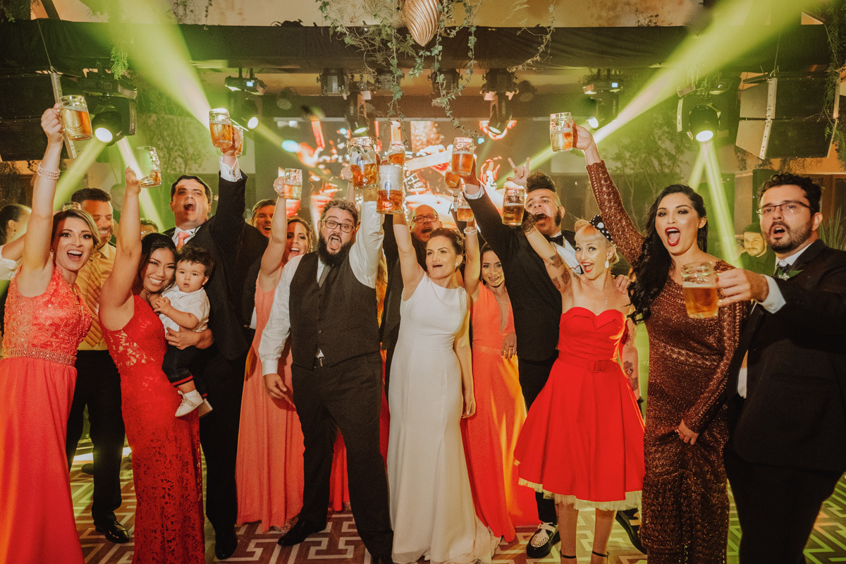 noivos brindando com os padrinhos com canecas de chopp brinde dos noivos diferente e alternativo 