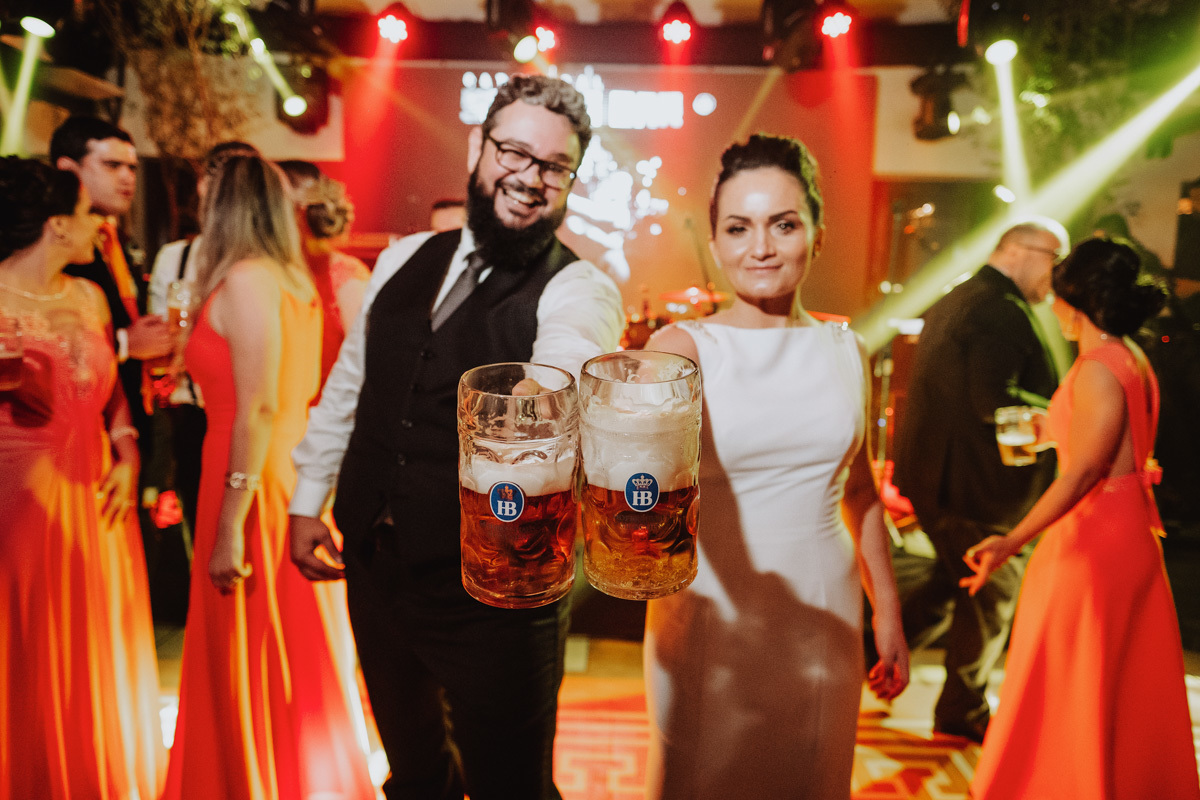 brinde dos noivos com caneca de chopp casamento alternativo e fora das tradições em maringá 