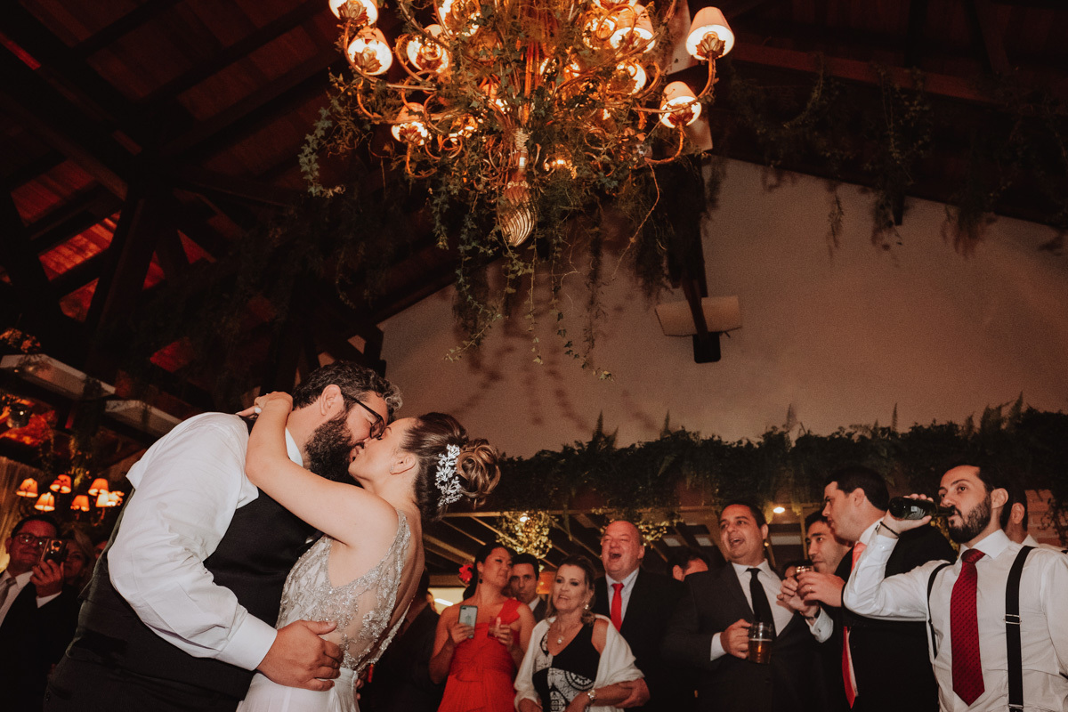 dança dos noivos abrindo a pista de dança em festa de casamento do alphaville de Maringá-PR 