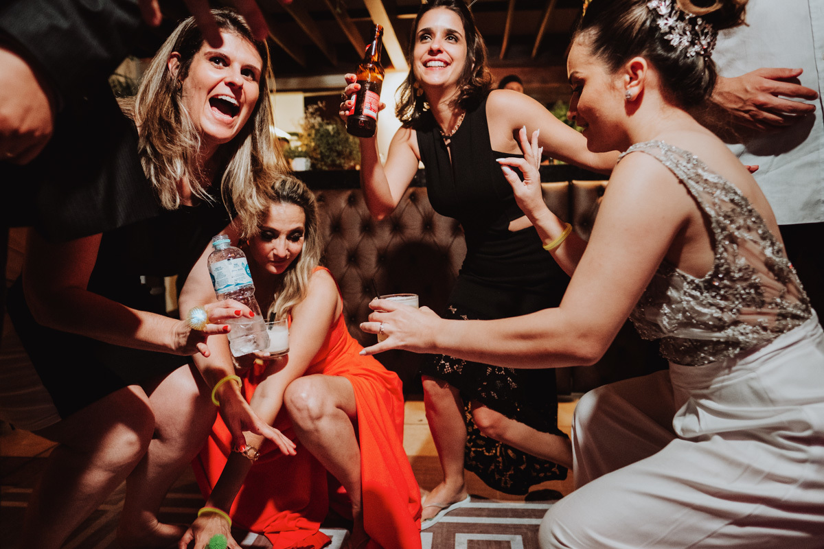 festa de casamento com balada muito animada noiva dançando funk até o chão 