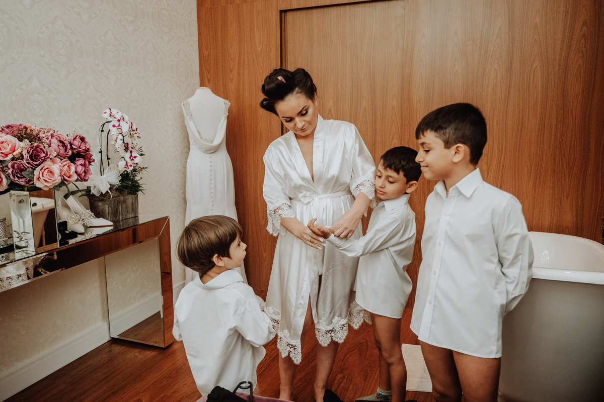 fotojornalismo para fotografia de casamento noiva se arrumando no salão com os filhos 