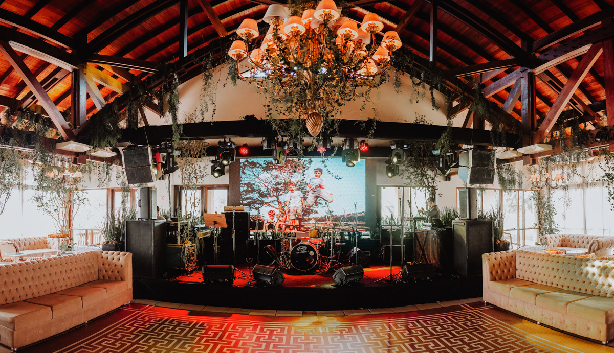 festa de casamento com decoração luxuosa com bastante flores verdes samambaias e suculentas casamento noturno em maringá 