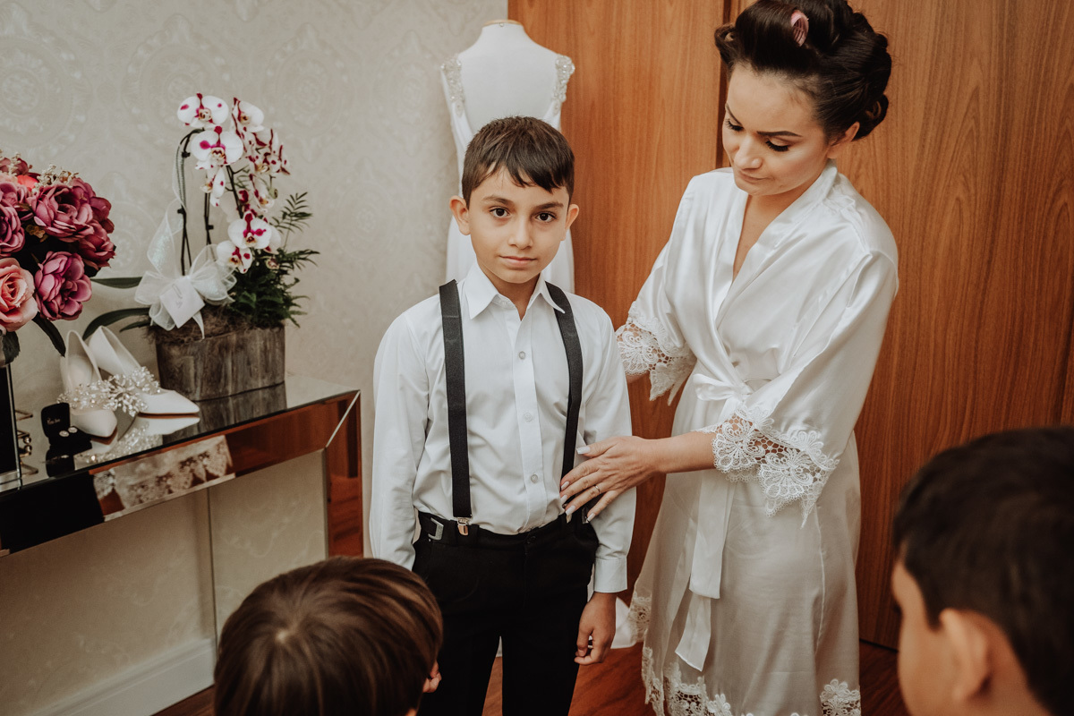 momentos espontaneos e divertidos no making of da noiva em salao de beleza 