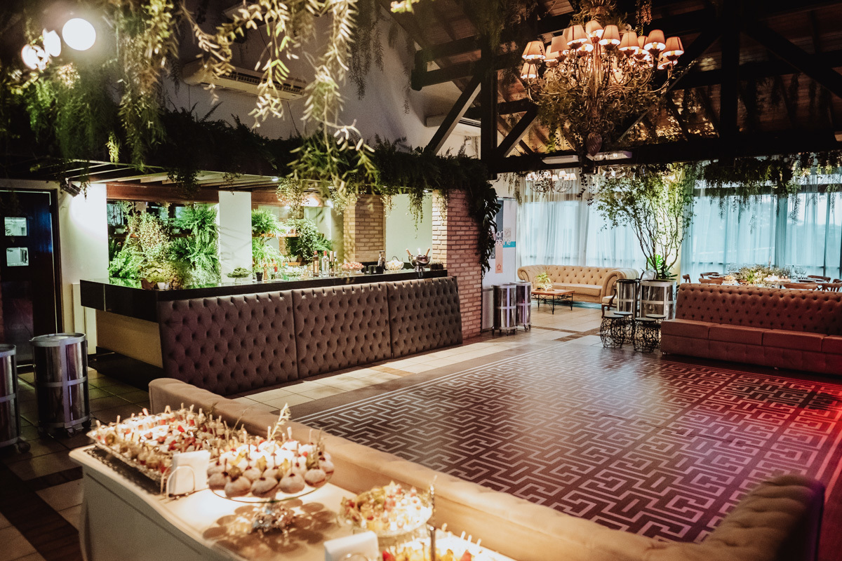 festa de casamento  com pista de dança bem decorada com muitas flores verdes e adesivo de pista de dança casamento no alphaville maringa 