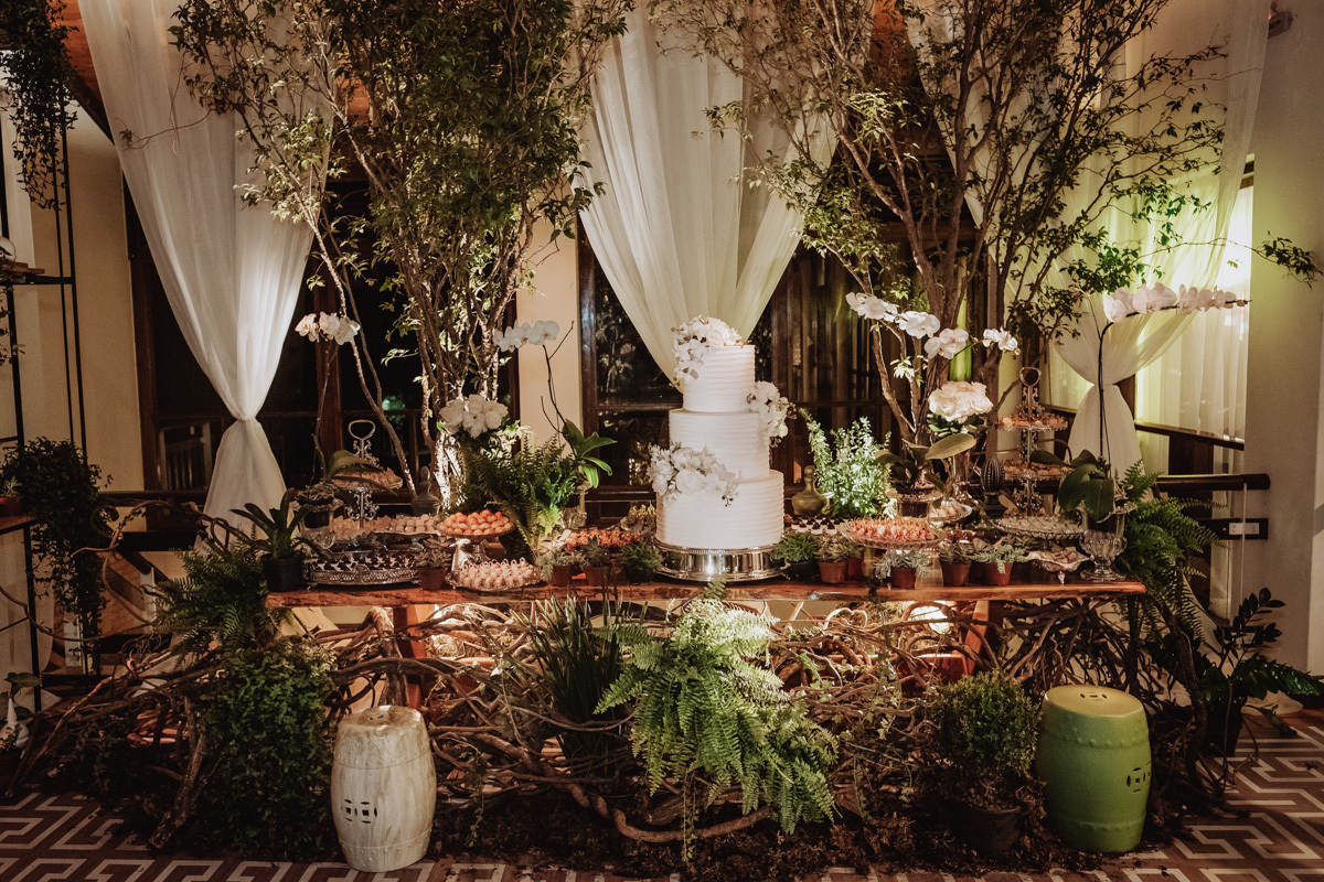 decoração de casamento rustica e classica com bastante flores verdes mesa de doces com samambaias e cipos 