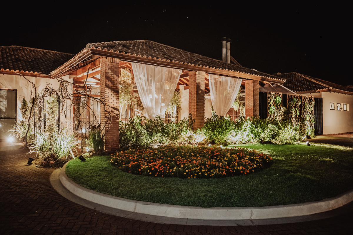 casamento noturno no salão de festas do condominio alphaville de maringa decoração luxuosa com bastante flores verdes rusticas samambaias e cipós 