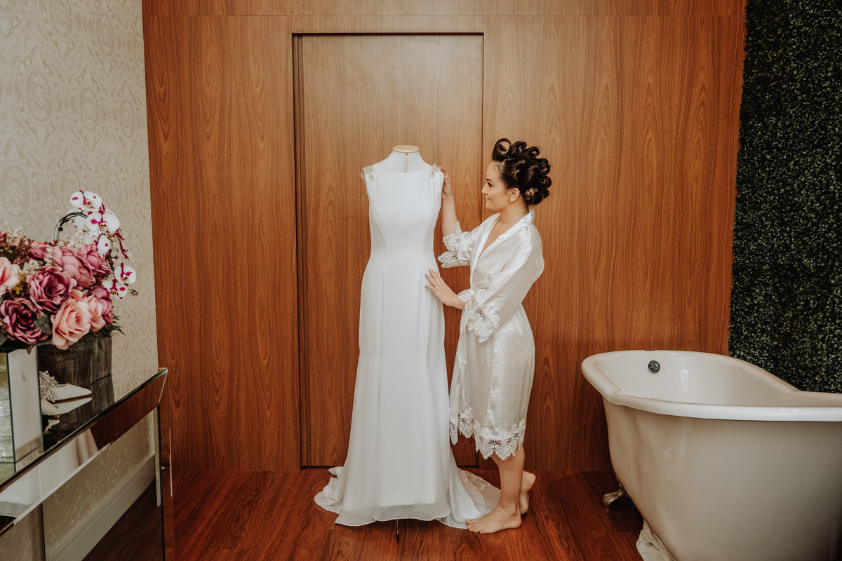 lidnas fotos d anoiva com seu vestido de casamento classico com modelo liso e sereia 