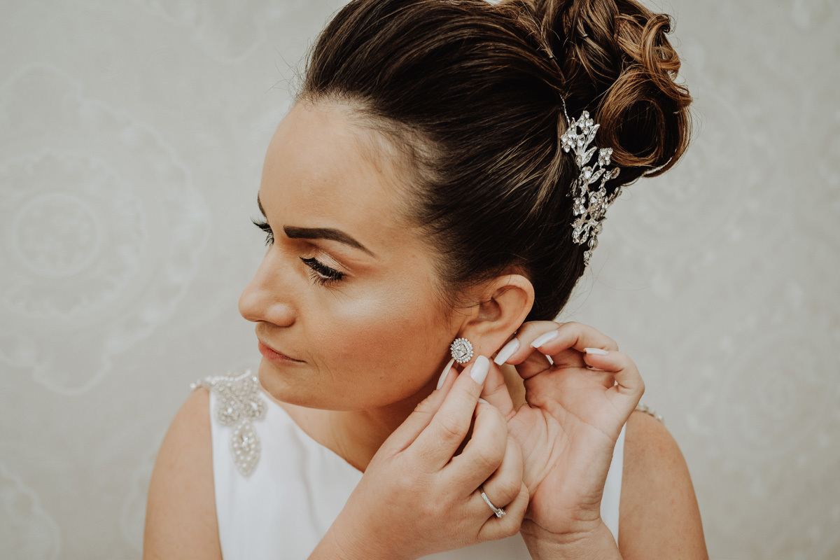 fotos de detalhes de acessórios da noiva 