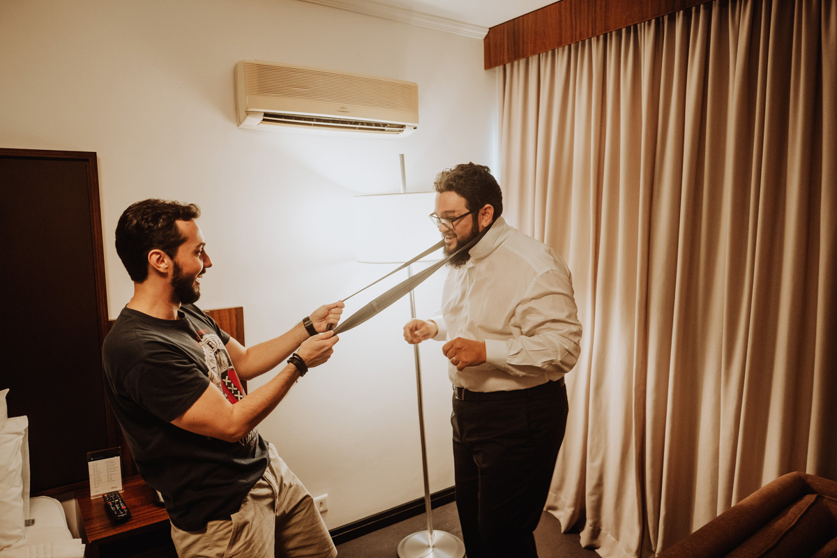 fotos divertidas para making of de noivo feito no hotel deville de Maringa 