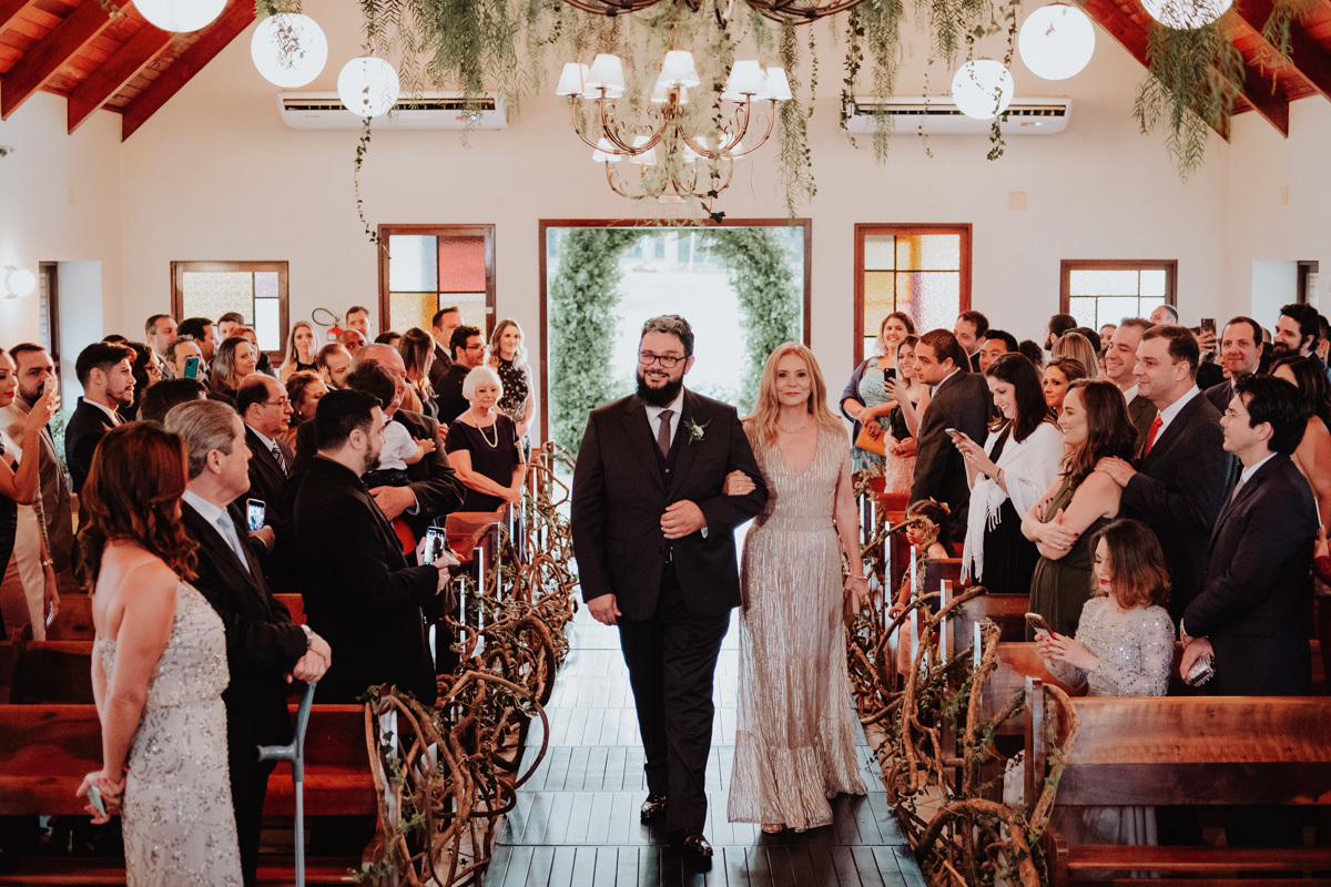 entrada do noivo na capela do condominio alphaville de Maringa 
