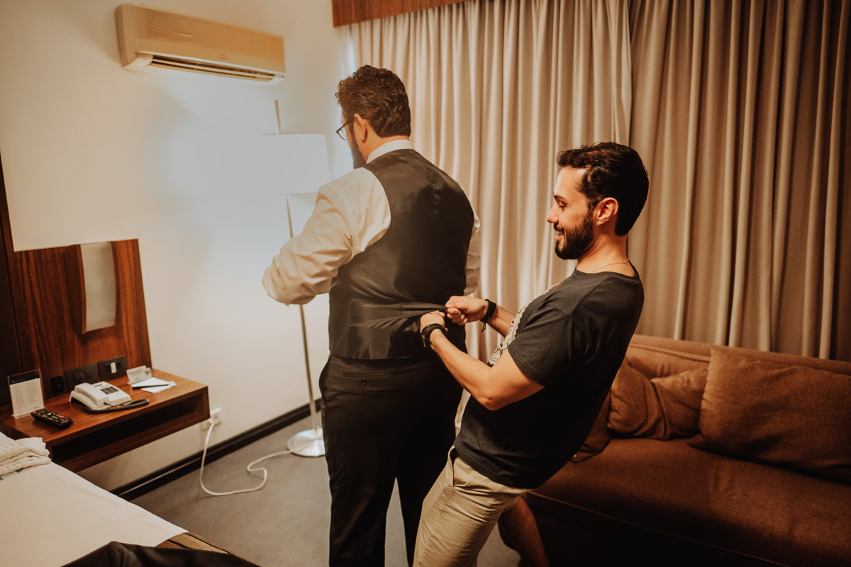 padrinho ajudando o noivo a se trocar para o Casamento fotografo  com estilo divertiudo e espontaneo Rickardo Andrade