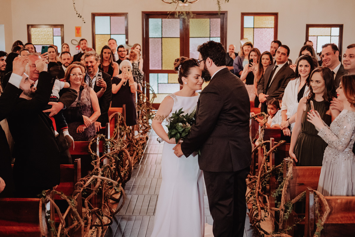 noivo recebendo a noiva no casamento religioso na capela do condominio alphaville de Maringa 