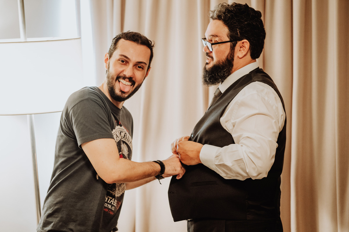 making of od noivo se arrumando com o padrinho momentos divertidos do making of 