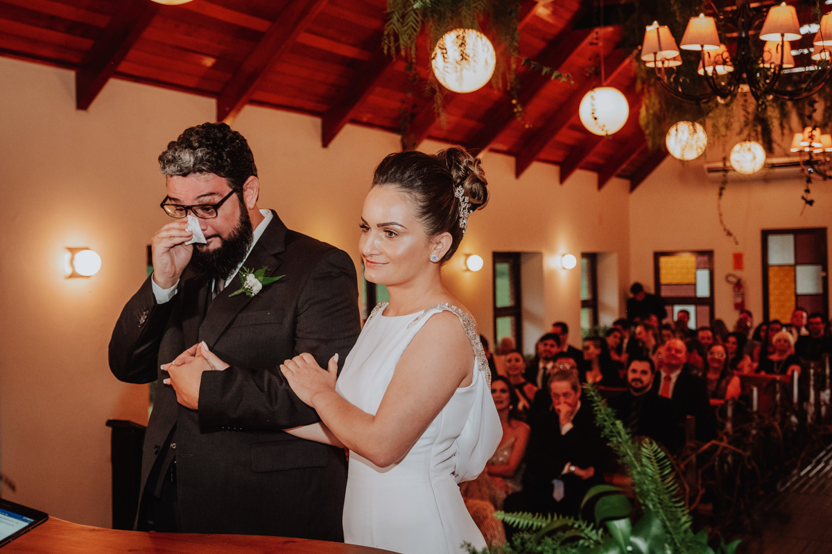 fotos dos noivos emocionados em cerimonia classica de casamento em maringa 