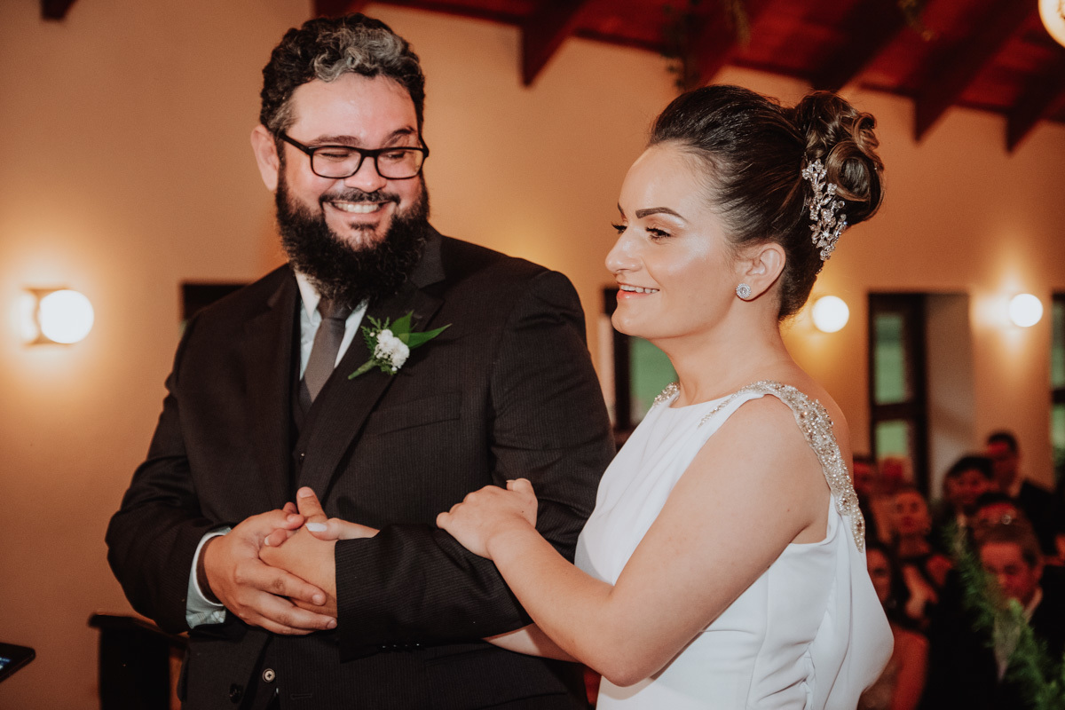 lindas fotos de casamentos noivos se olhando com amor no altar de casamento catolico 